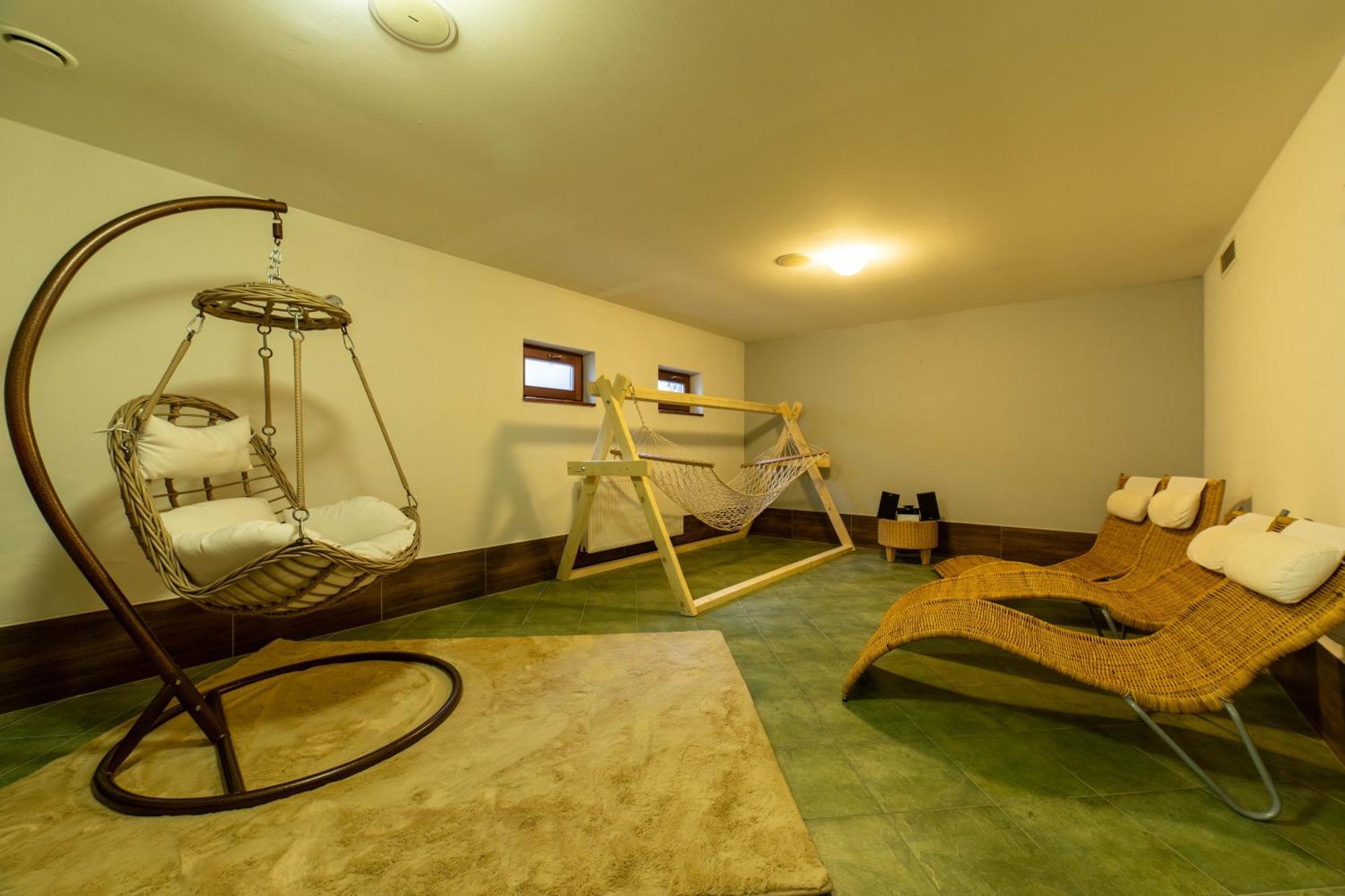 Hotel Liptov Holiday *** ลิปตอฟสกี โตรเวก ภายนอก รูปภาพ
