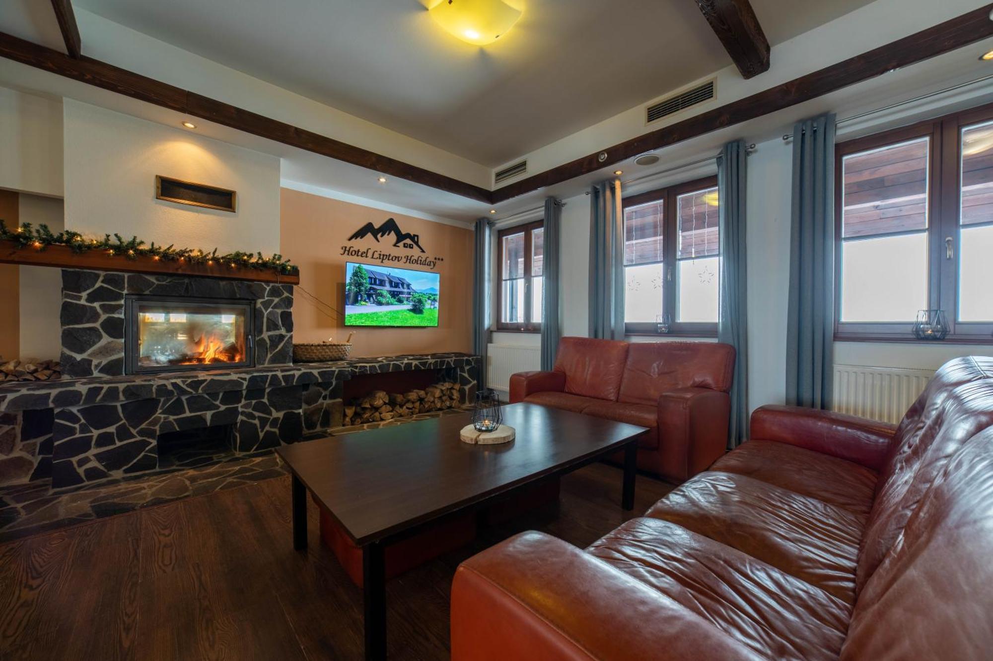 Hotel Liptov Holiday *** ลิปตอฟสกี โตรเวก ภายนอก รูปภาพ
