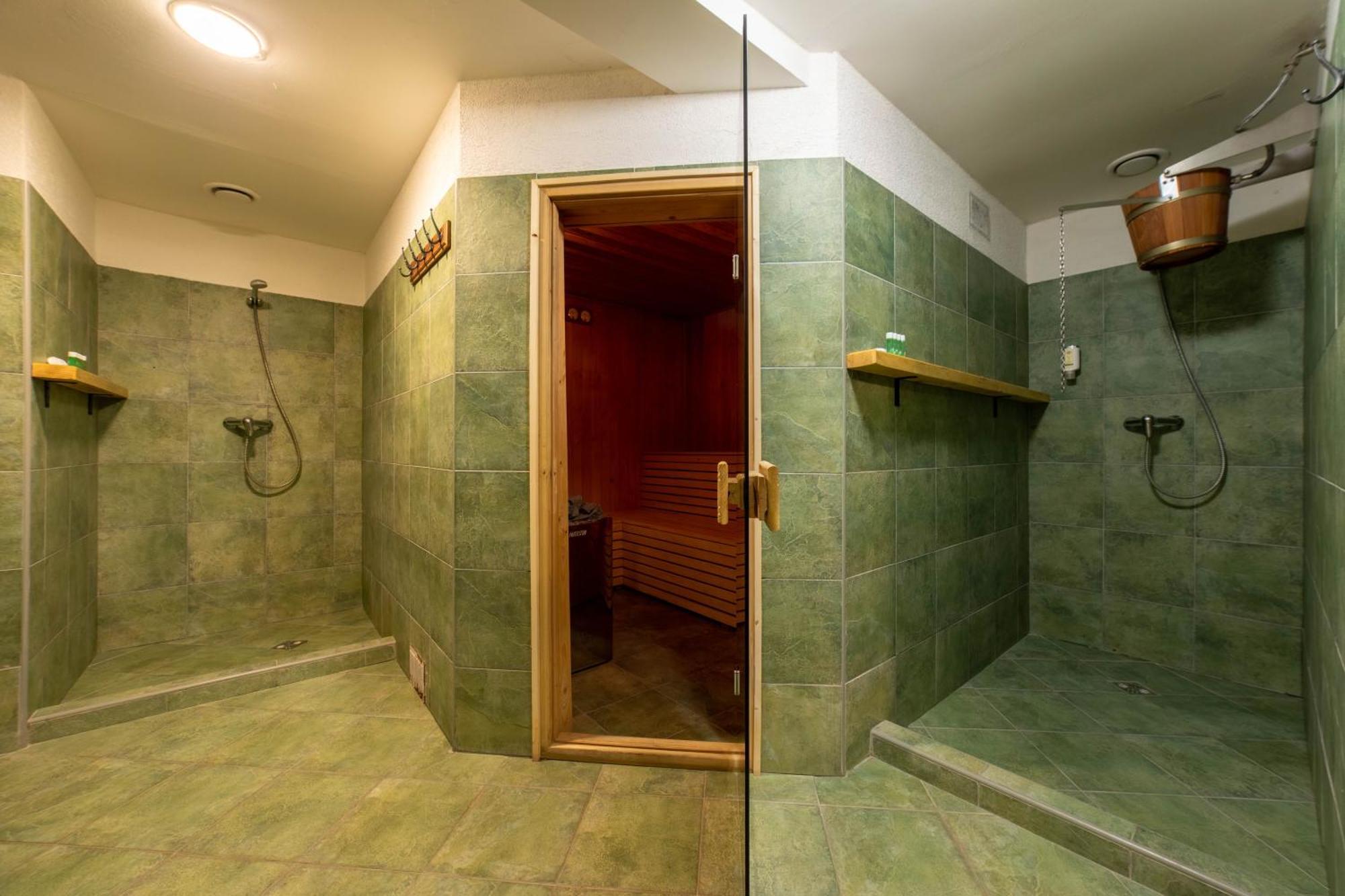 Hotel Liptov Holiday *** ลิปตอฟสกี โตรเวก ภายนอก รูปภาพ