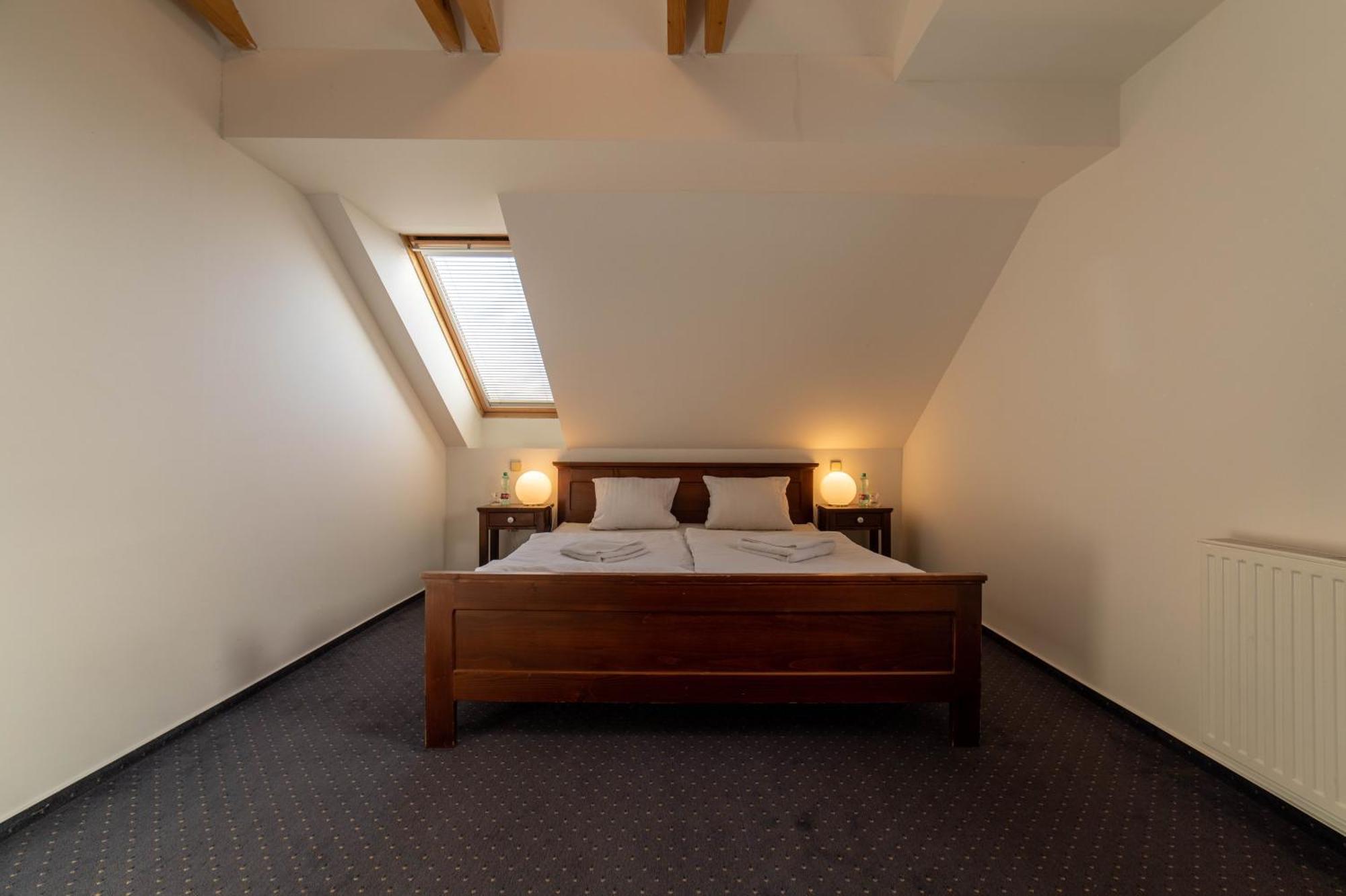 Hotel Liptov Holiday *** ลิปตอฟสกี โตรเวก ภายนอก รูปภาพ