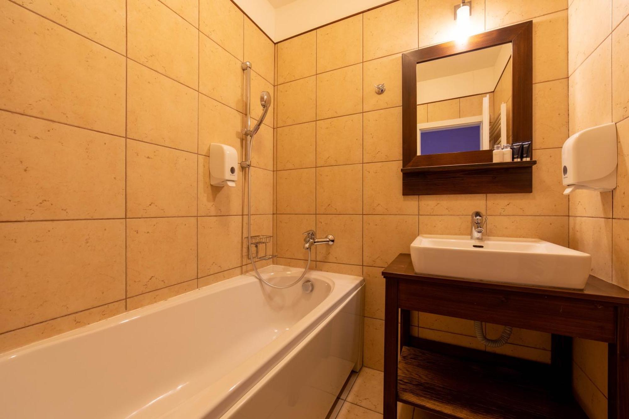 Hotel Liptov Holiday *** ลิปตอฟสกี โตรเวก ภายนอก รูปภาพ