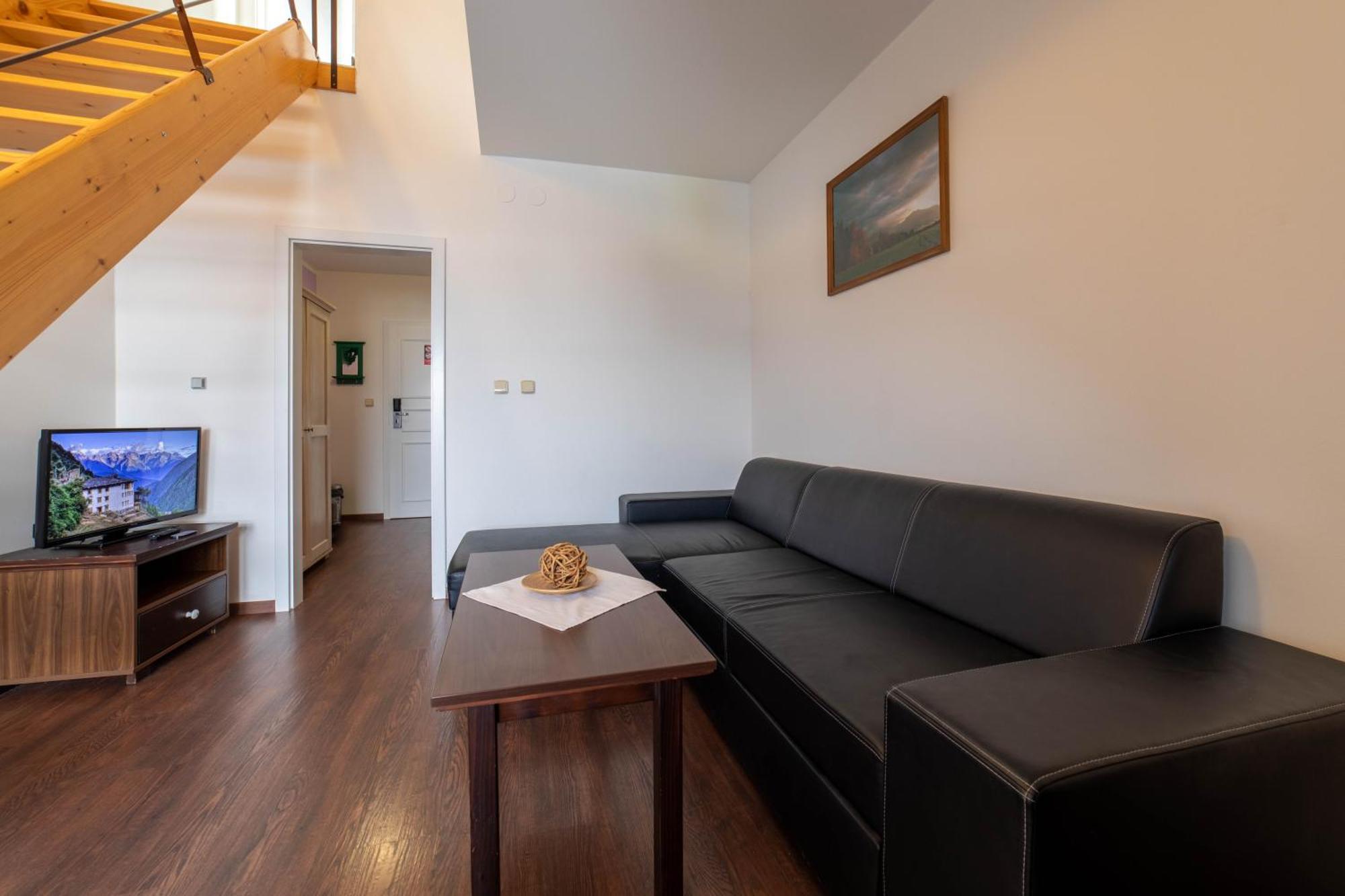 Hotel Liptov Holiday *** ลิปตอฟสกี โตรเวก ภายนอก รูปภาพ